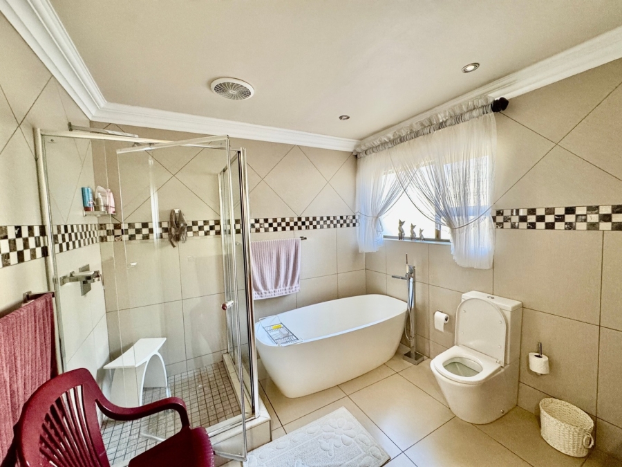 3 Bedroom Property for Sale in Van Der Hoff Park North West